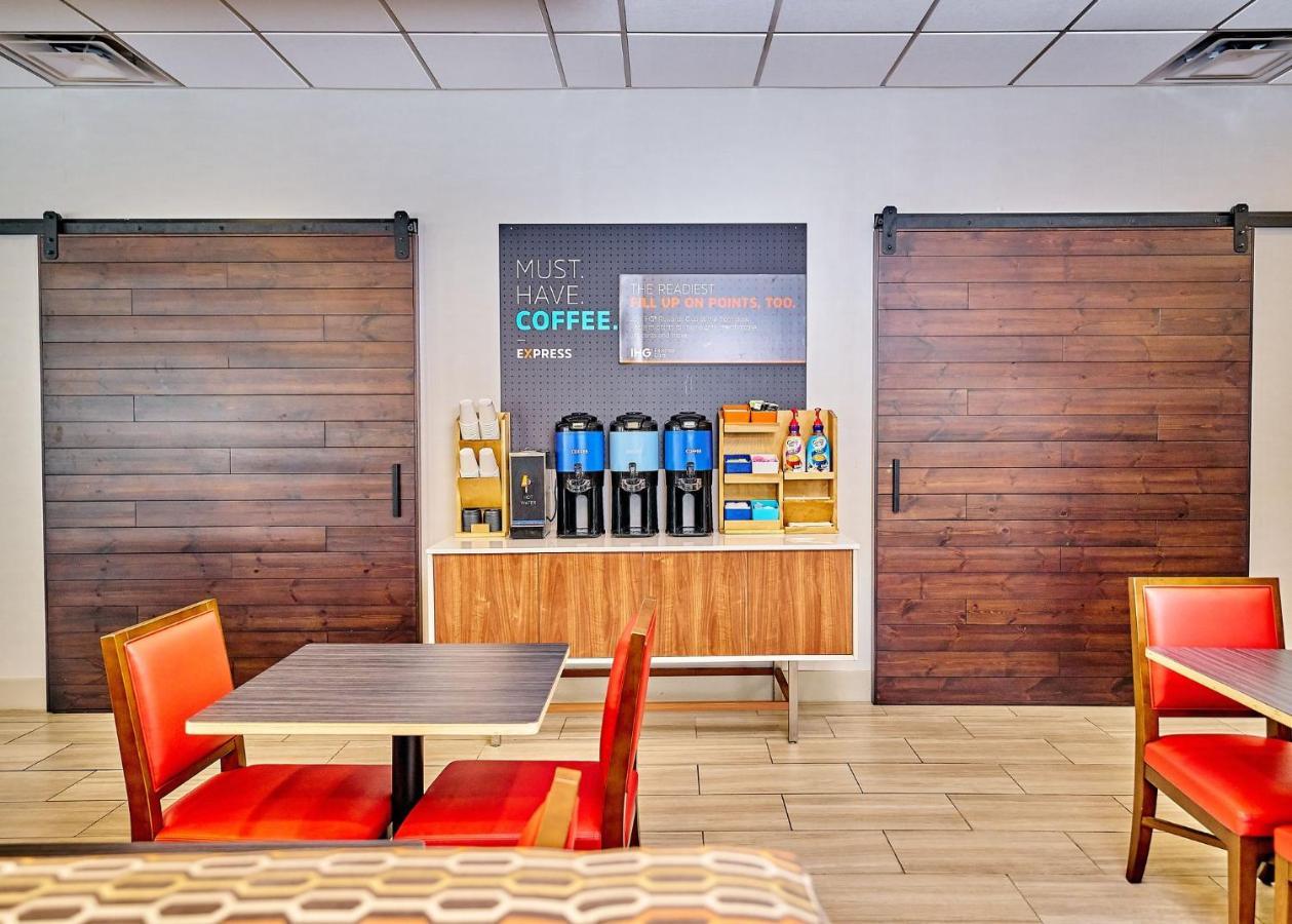 Holiday Inn Express Charleston-Civic Center By Ihg Bagian luar foto