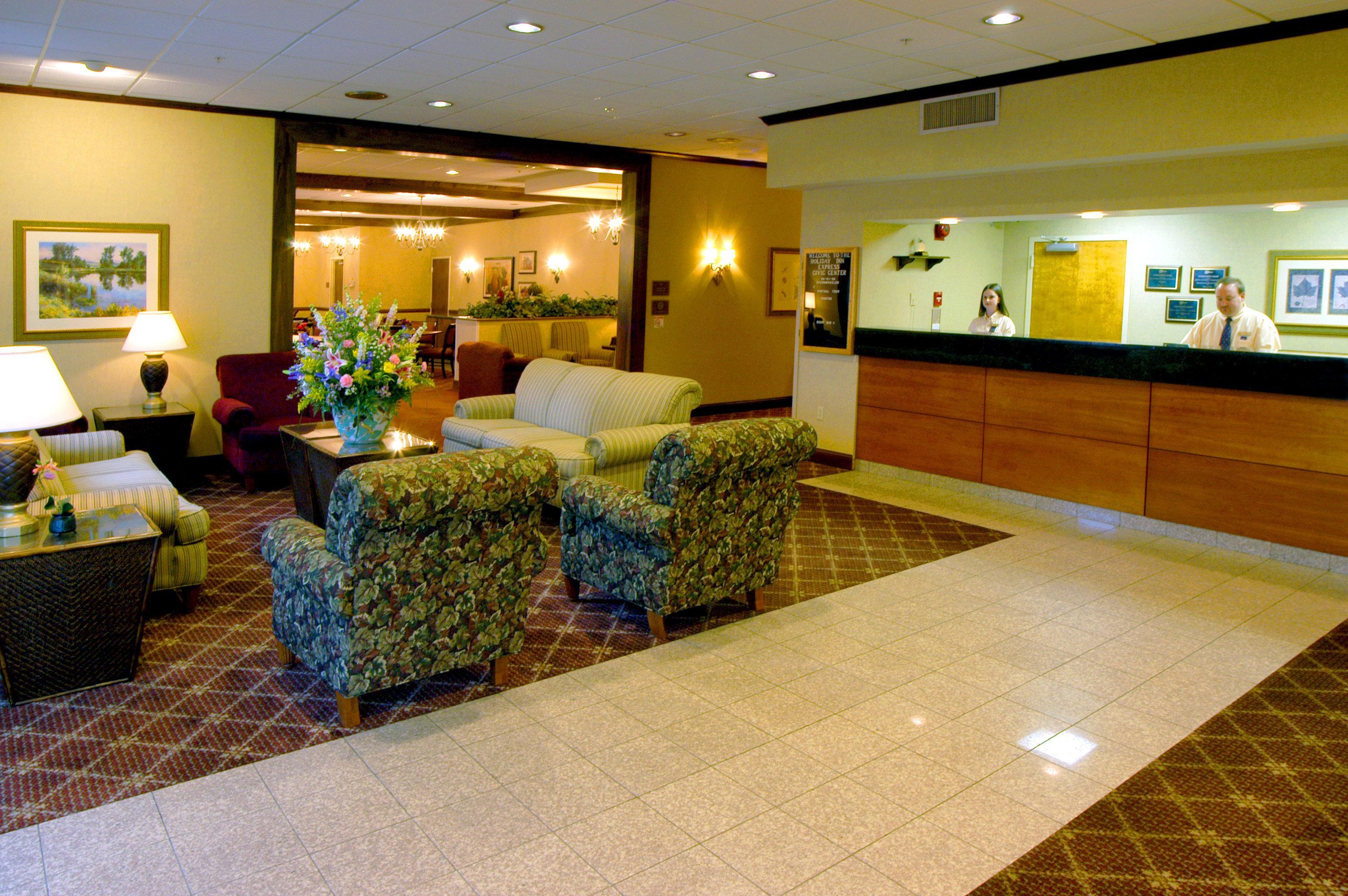 Holiday Inn Express Charleston-Civic Center By Ihg Bagian luar foto