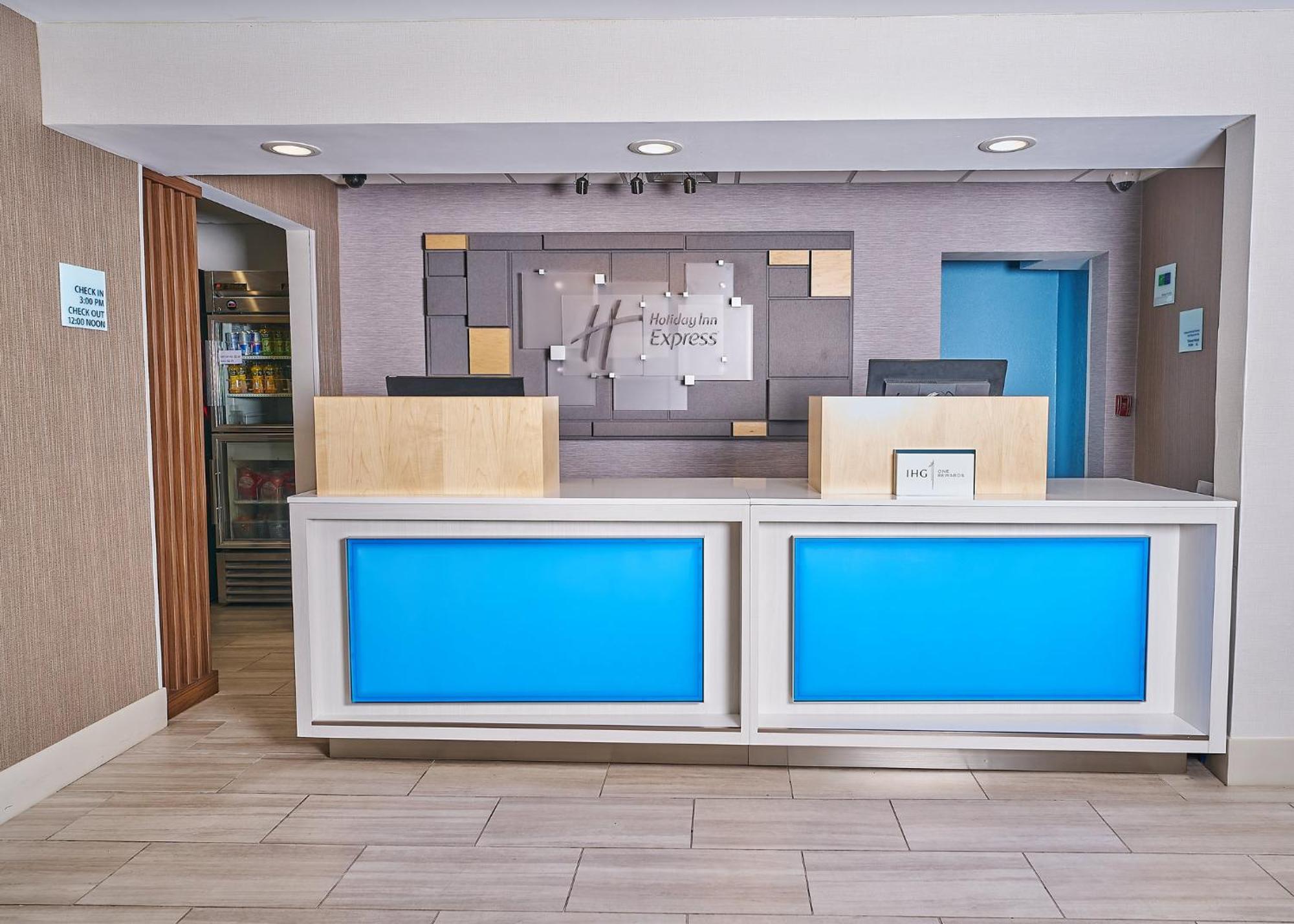 Holiday Inn Express Charleston-Civic Center By Ihg Bagian luar foto