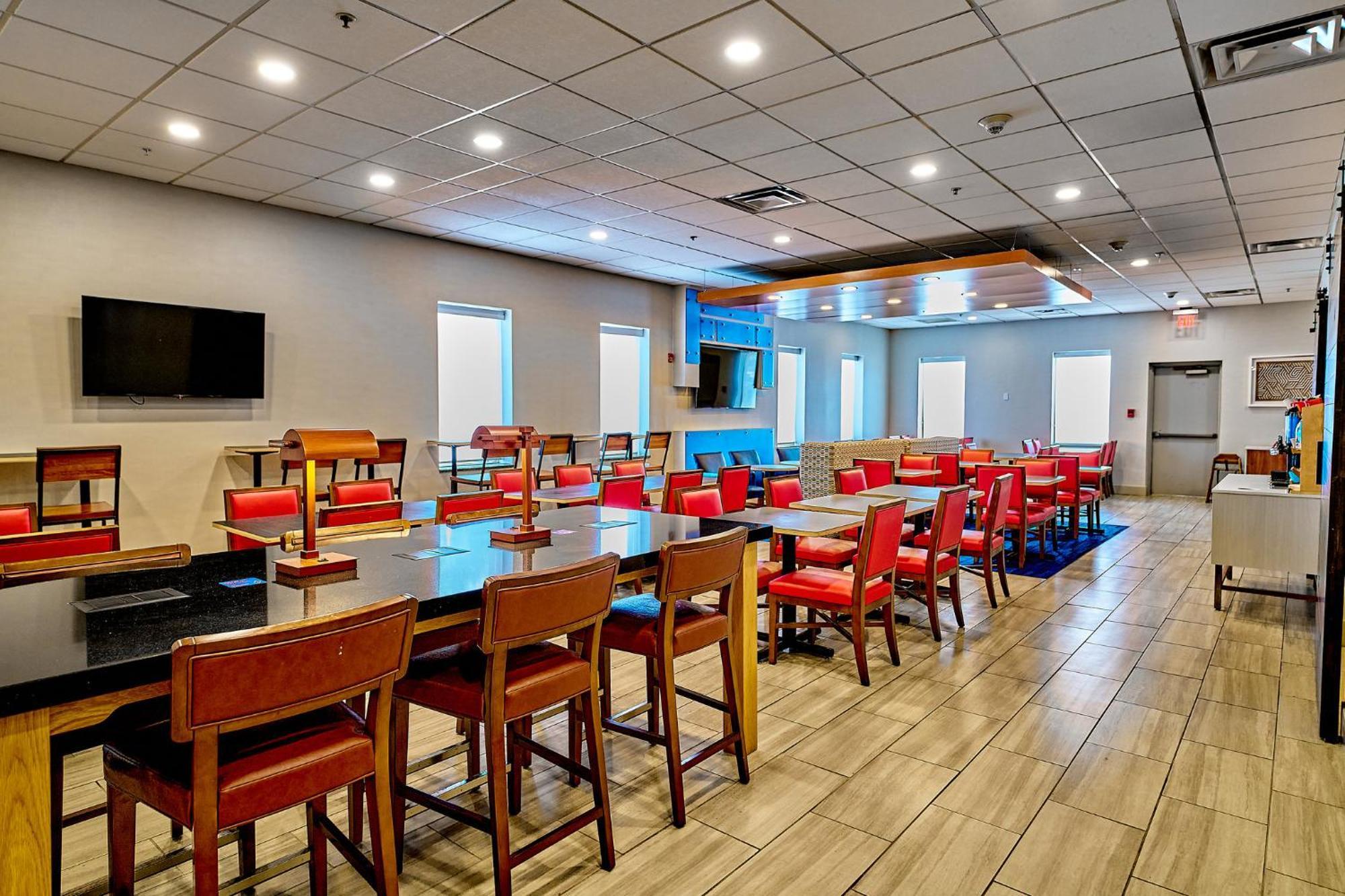 Holiday Inn Express Charleston-Civic Center By Ihg Bagian luar foto